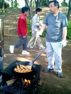 2日目 朝食準備B隊長と鮭060506_0730~0001 2日目 朝食準備B隊長と鮭060506_0730~0001